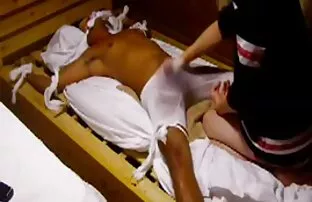 XXX Läkaren hjälper barnet att indisk porn ackumulera