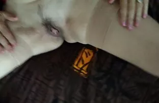 XXX En smal tjej visar benen av svenska porrvideos
