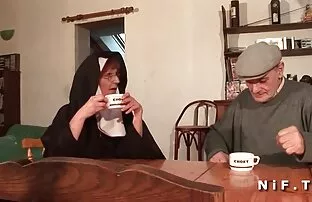 XXX Läkaren video one porr kontrollerar katten genom en spegel
