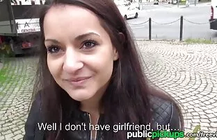 XXX Den här tjejen gratis porrvideos bara satt vid långa bord