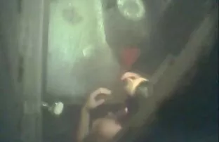 XXX Flickan måste hjälpa urinera, sedan gå blg porr