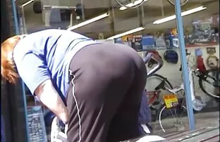 XXX En kvinna med vackra bröst, först dra sin man framför kameran extrem porrfilm