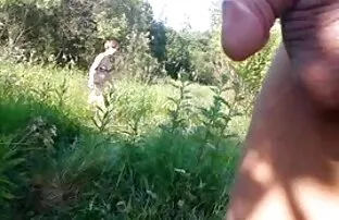 XXX Han går barfota genom staden aloha porr