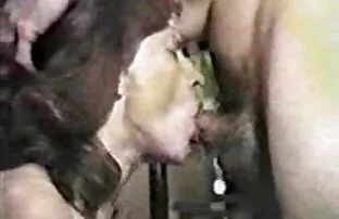 XXX Fyrtiofem koppar kommer i all prakt i tjej porn maskinen framför kameran