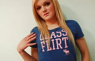 XXX En mogen xnxx porr kvinna slickar hennes vänner Fötter