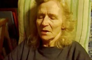 XXX Tjej med hardcore porr rakat huvud-cum till hennes läppar
