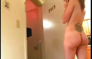 XXX Ung skönhet med mjukporr video runda rumpa