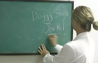 XXX Operatören tar extrem porr bort modellen i en dyr bil