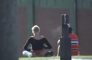 XXX Valyuhu ta sidor i skogen gav i munnen och fitta porn förbannade